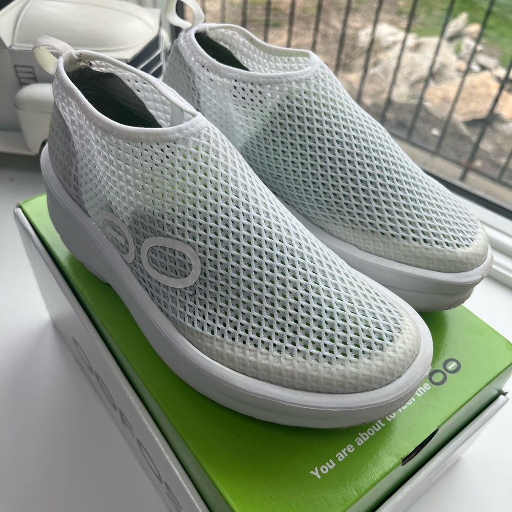 Women’s size 8 oofas (fits more like a 7.5 in my opinion)